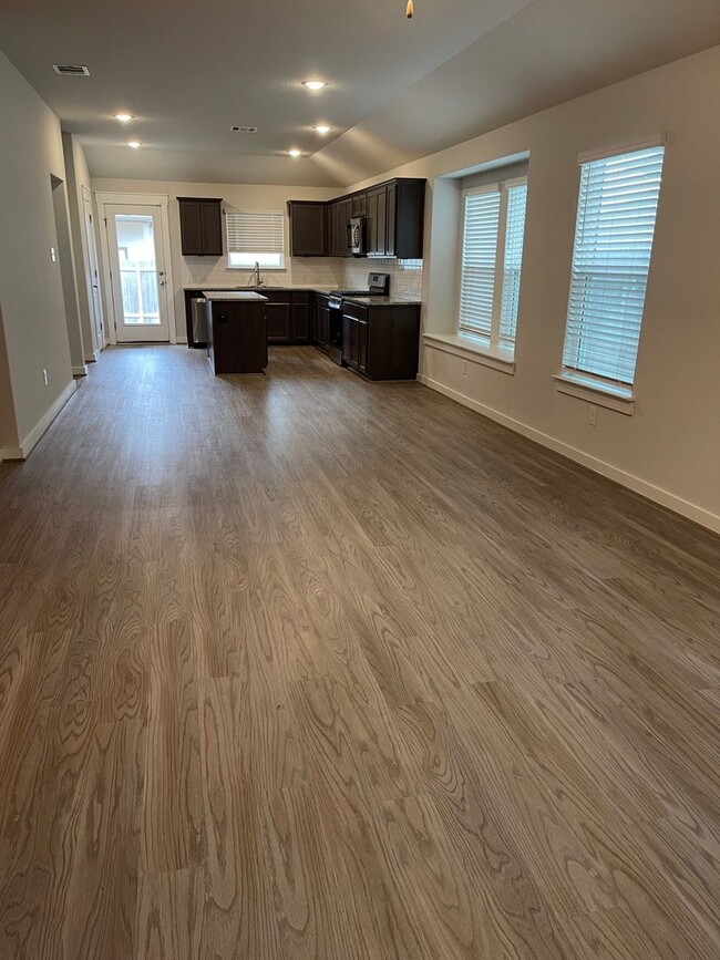 Photo - Move-in Ready in sought-after Larkspur Community!
