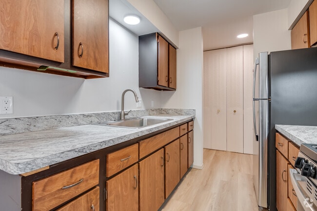 2BR, 1BA - 930SF - Kitchen
