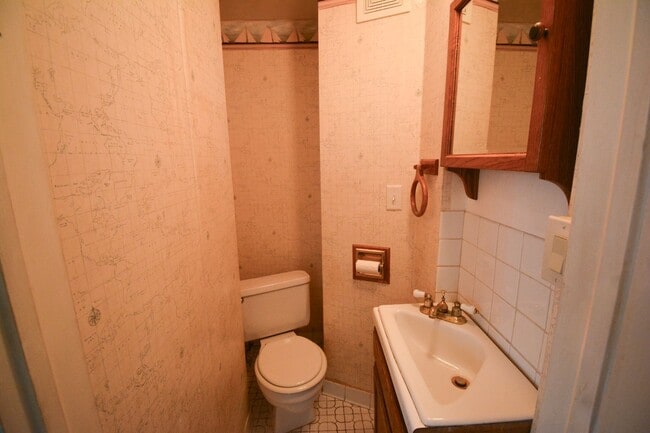 Photo - Conveniently located 3 bed 1.5 with Fenced In Yard Available NOW!