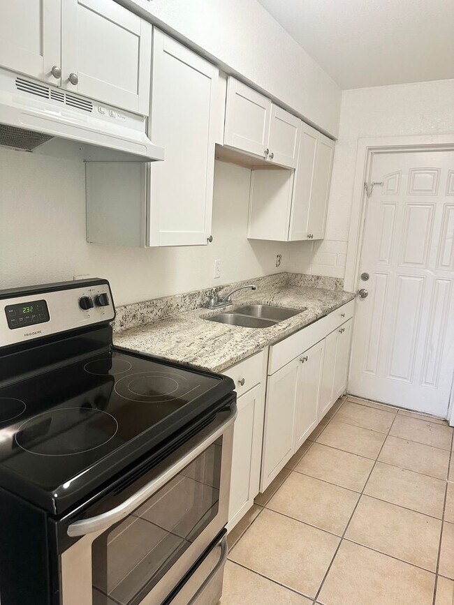 Building Photo - Madison Unit 2