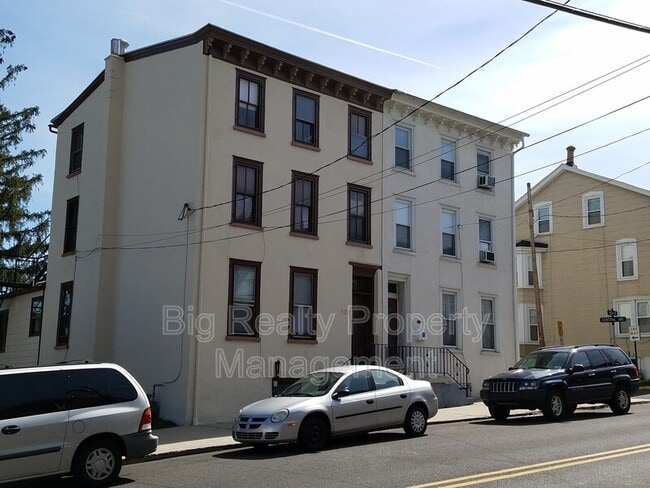 Building Photo - 128 New St Unit Second Floor