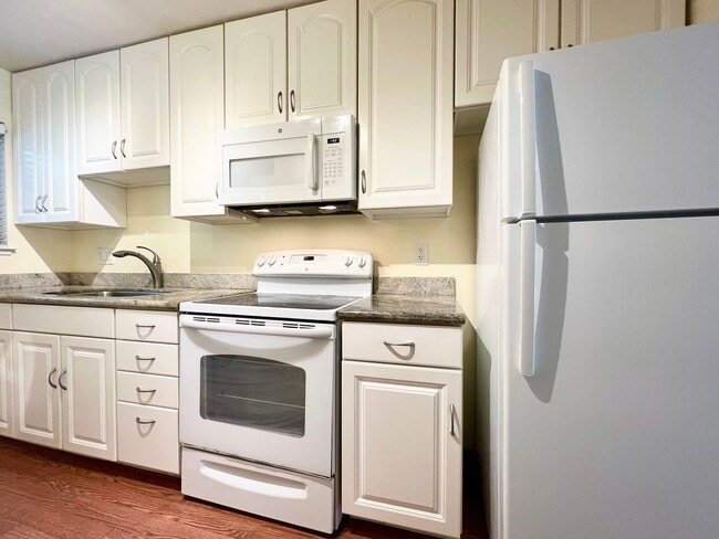 Photo - Renovated 2 Bed/1.5 Bath Townhouse in Park Pacifica with GARAGE!