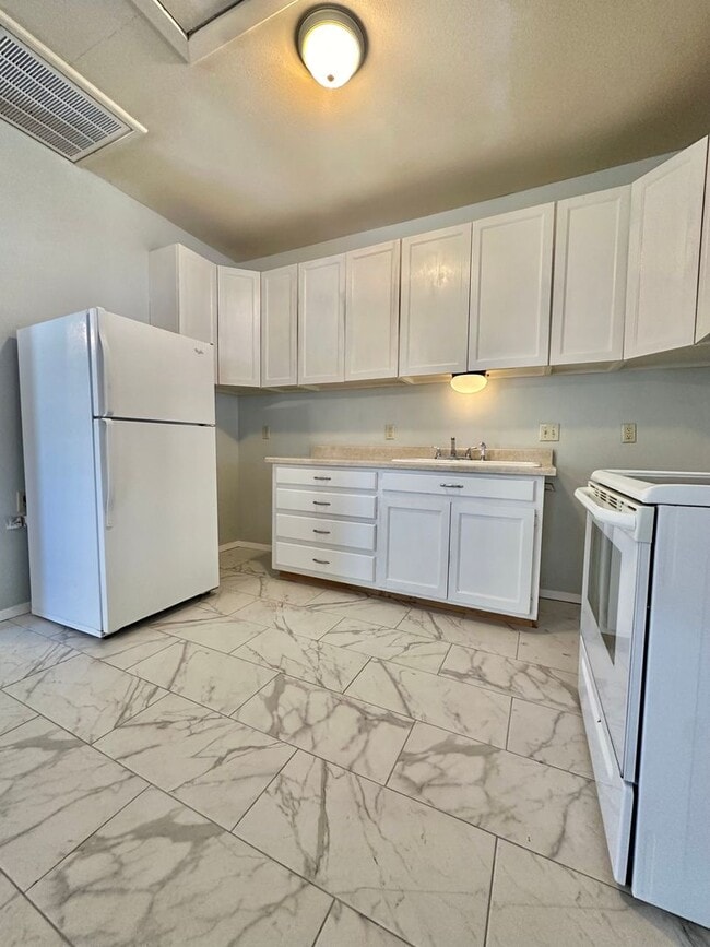 Photo - COMING SOON - Spacious 1-Bedroom Detached Apartment! *ALL UTILITIES INCLUDED*