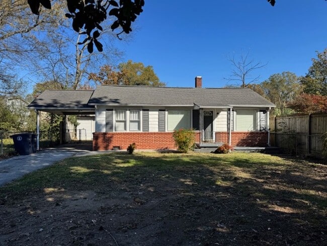 Building Photo - Charming 2-bedroom home available now in E...