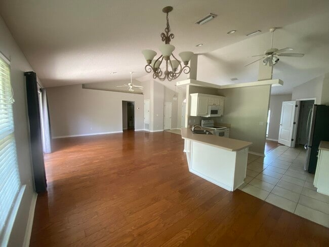 Photo - 6568 Fern St