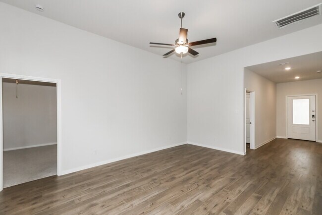 Photo - 208 Lgt Smt Dr