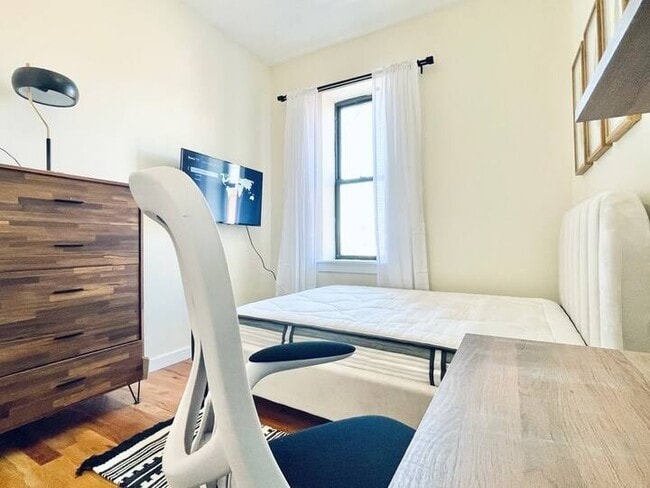 Photo - Furnished room/NOT APARTMENT Unit 5