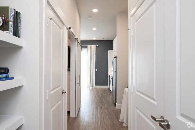 1BR, 1BA - 590 SF