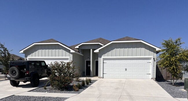 Building Photo - Luxury Duplex in Seguin!