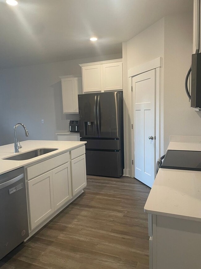 Photo - Beautiful 4 Bedroom, 2 Bath available !!