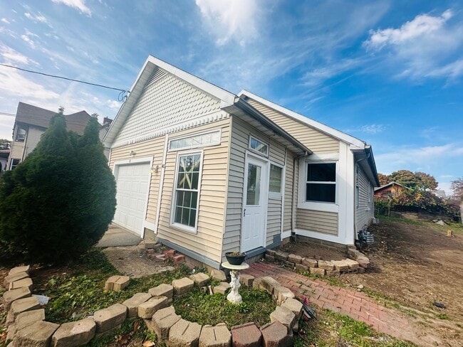 Building Photo - MOVE-IN READY !! BEAUTIFULLY  PROPERTY WITH HUGE YARD