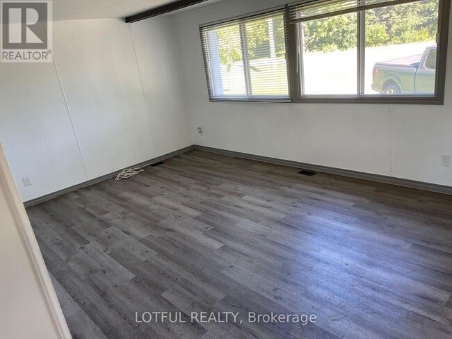 Photo - 7594 Flewellyn Rd