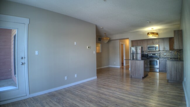 Photo - 10518-10113 113 St