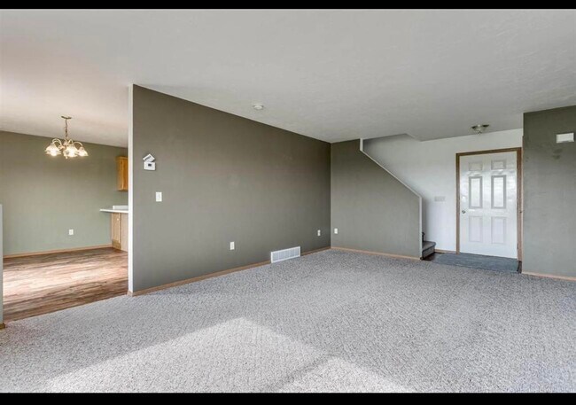 Sala de estar (la alfombra y la pintura deben actualizarse antes que el nuevo arrendatario) - N176 State Park Rd