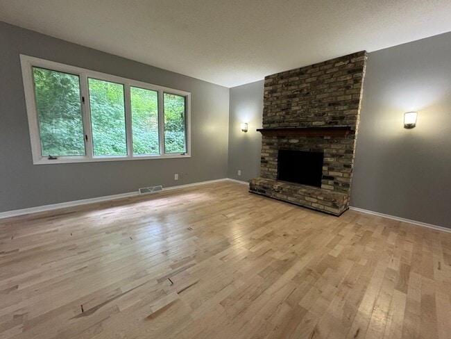 Building Photo - Stunning 3 Bedroom 2 Bathroom Home in Burn...