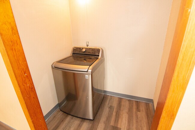 washer & dryer included - 1538 Starline Ave Unit 1
