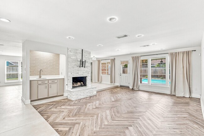 Photo - 1135 Trowbridge Dr