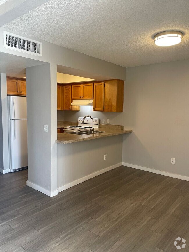 Building Photo - Lovely 2 Bedroom 1 Bath with Fireplace! M... Unit 940 Benton Rental