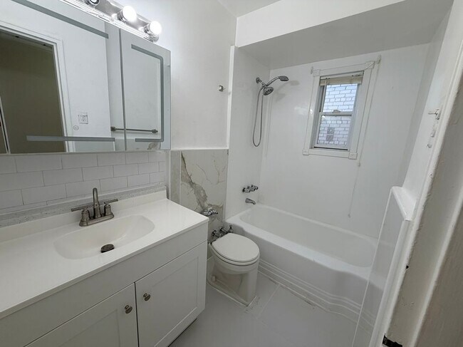 Photo - 2076 E 63rd St Unidad 2nd Fl