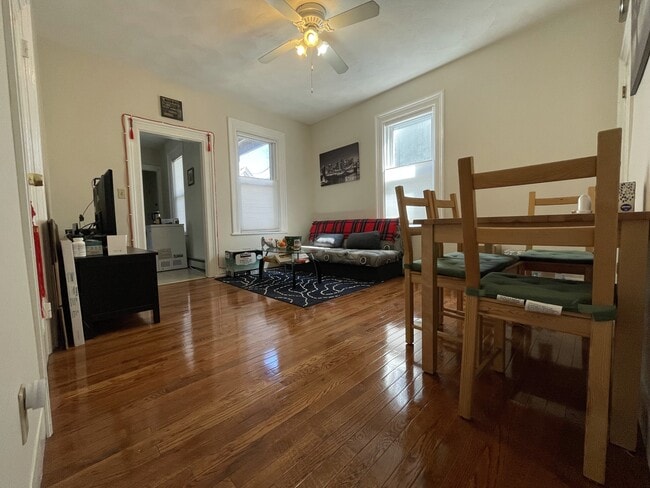 Building Photo - 96 Wyman St Unit 1