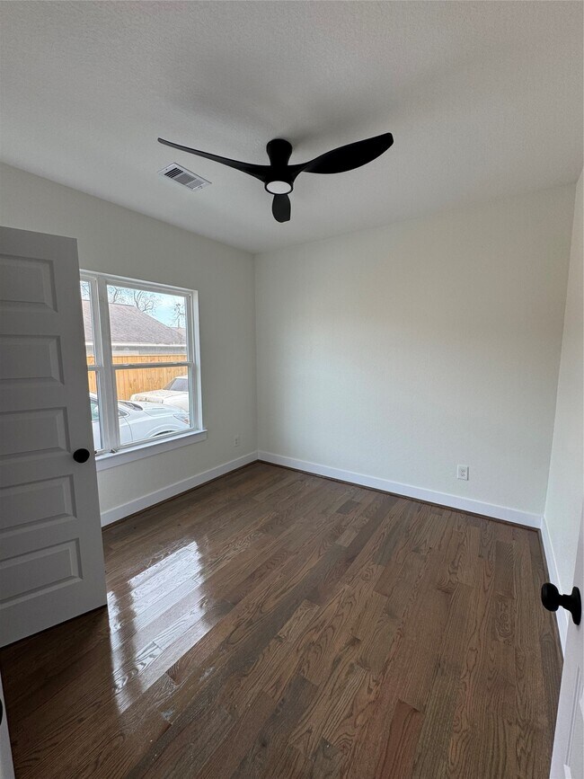 Photo - 923 Adele St