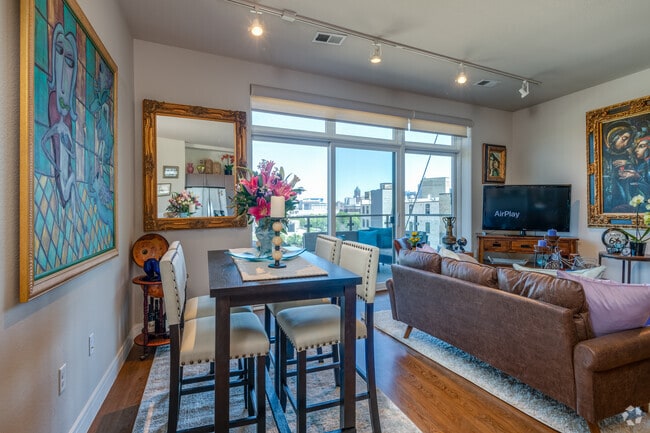 1 BR, 1 BA - 890SF