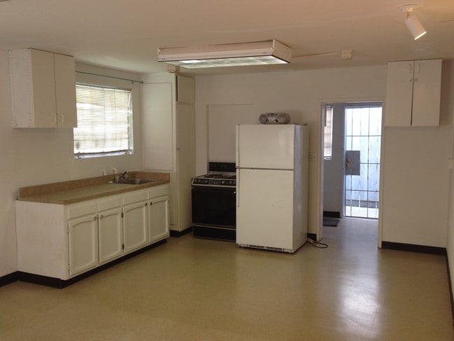 Building Photo - 1700 W Texas St Rental