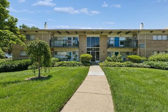 Building Photo - Location, Location, Location! Move-in ready, Offers 2 beds and 1 bed
