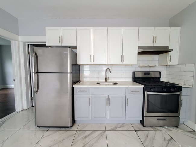 Building Photo - 476 Kennedy Blvd Unit 2R