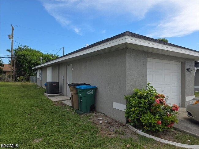 Photo - 910 Cape Coral Pkwy W