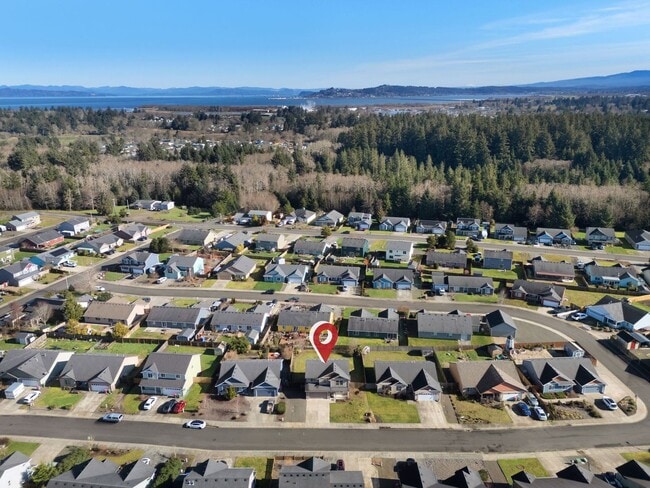 Photo - 330 SW Kalmia Ave