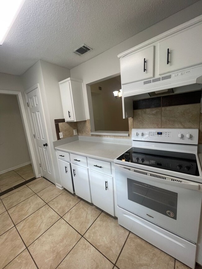 Photo - 117 Leeswood Cir