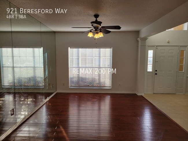Photo - 921 Beresford Way