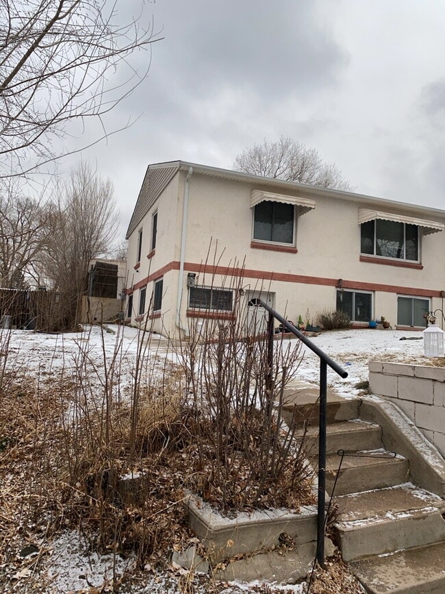 Building Photo - "Charming 2-Bed Duplex Retreat in Englewood – Cozy Living with 966 Sq Ft of Comfort!" Unit B