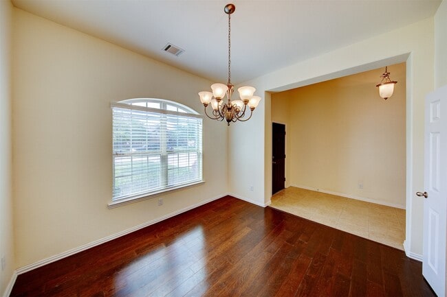 Photo - 606 Dunlavy Ln