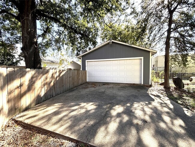 Photo - 806 Caplin St