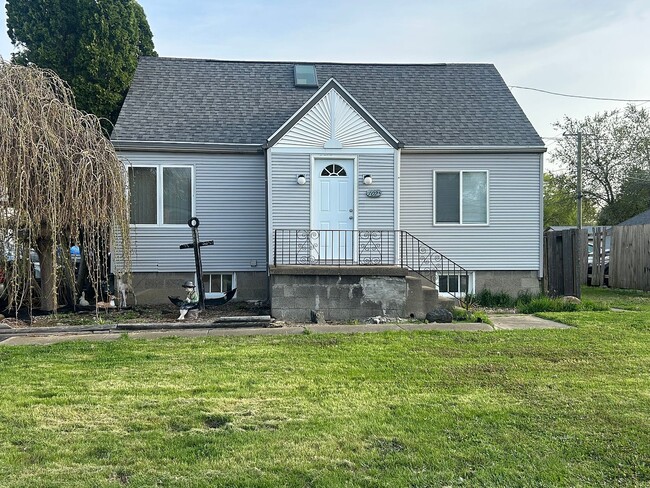 Photo - 1025 E Broadway St House