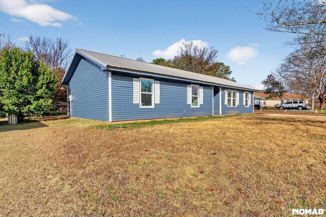 Photo - 215 Oxford Ln