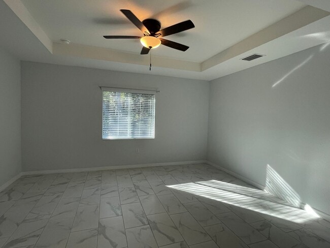 Photo - **SHOWS LIKE NEW!**