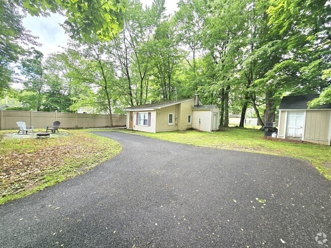 Building Photo - 5 Maple Ct Rental