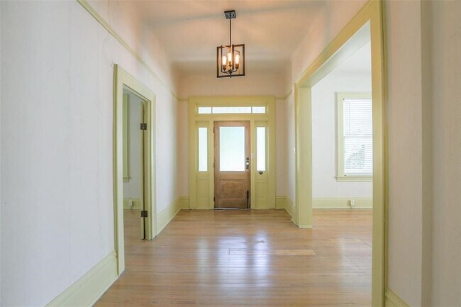 Photo - 1013 E 26th St