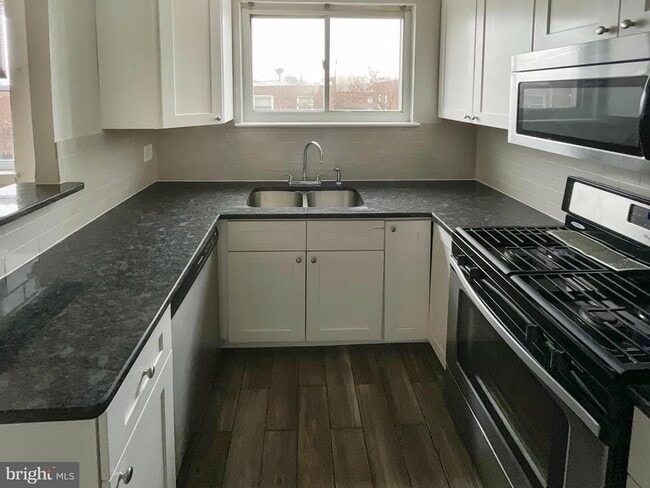 Building Photo - 1409 N 76th St Unit 403