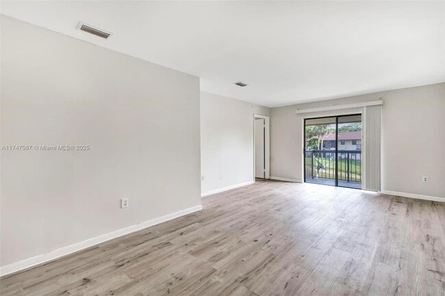 Building Photo - 6020 Shaker Wood Cir Unit 205 Rental