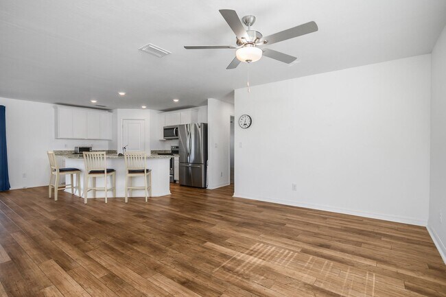 Photo - NOW AVAILABLE - 3/2 with 2 Car Garage in Mirror Lakes!