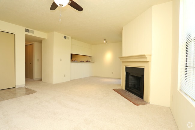 2BR, 2BA - 908 SF - Living Room