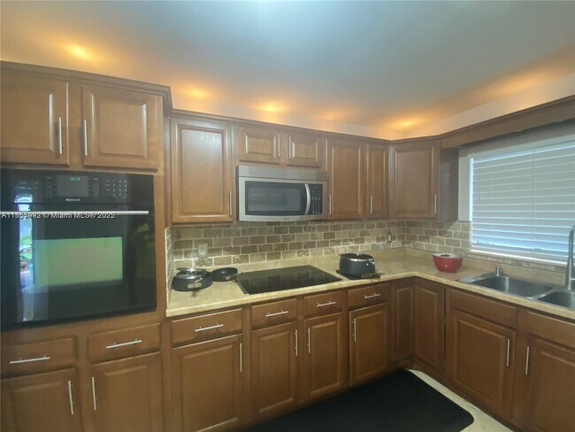 Photo - 1750 NE 40th Pl