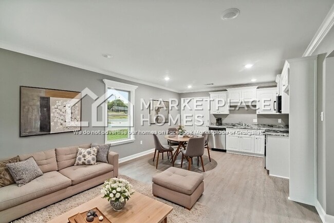 Photo - 823 W 20th St