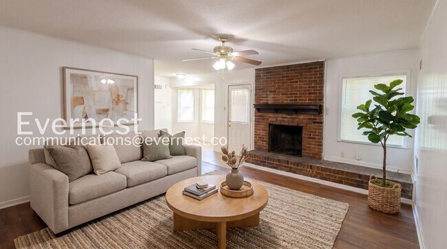 Photo - 3 Bed/2 Bath Home with Carport / Available Now!