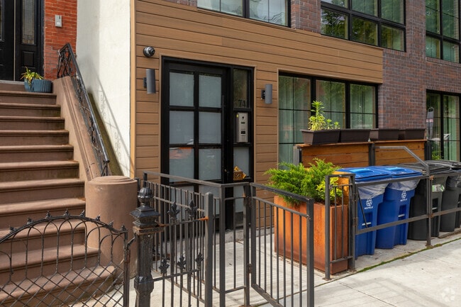 Photo - 674 Hancock St