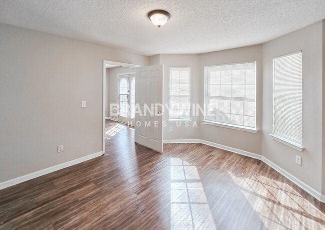 Photo - 972 Tara Bend